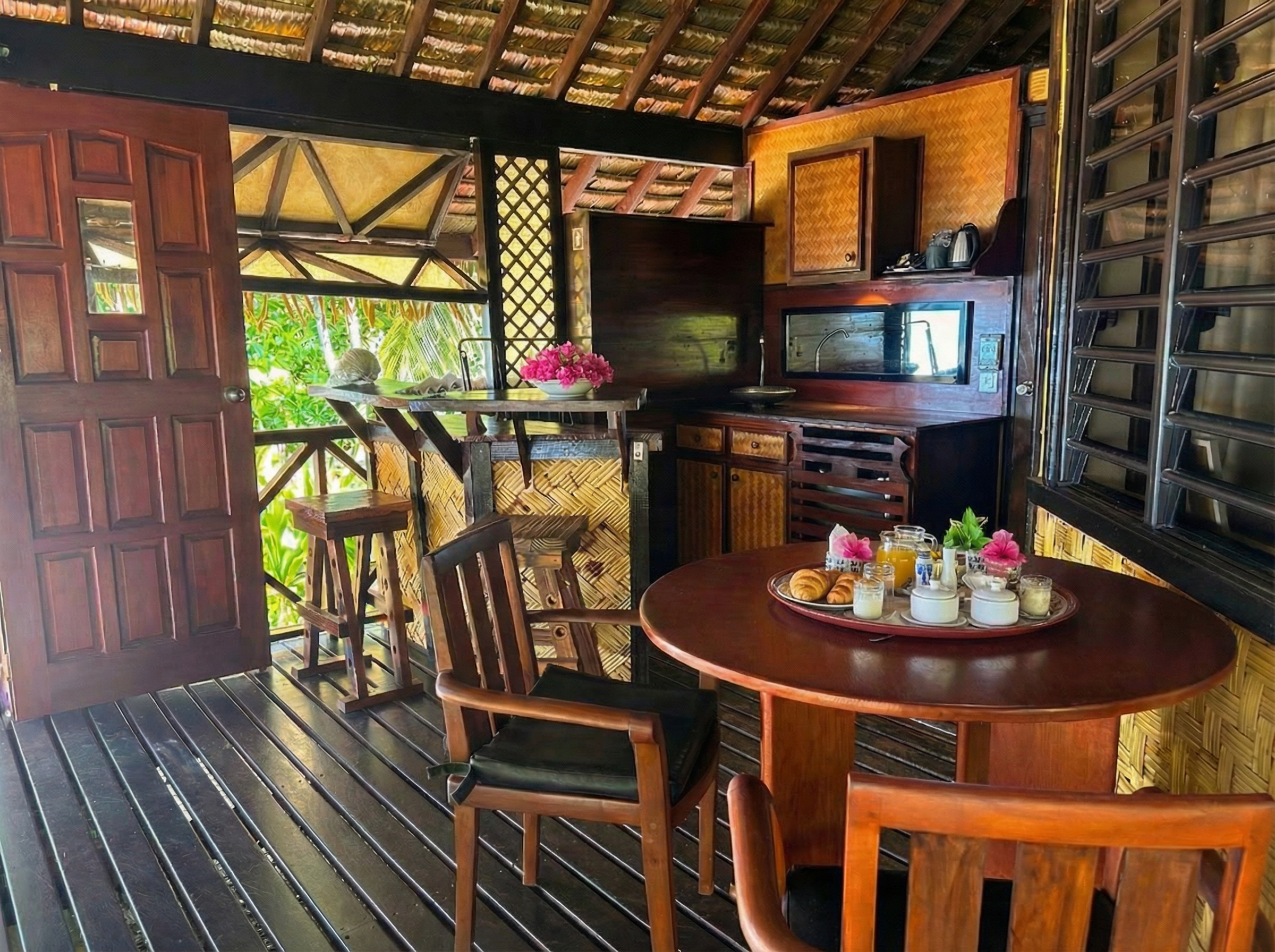Terrasse du bungalow Pilotis Plage Luxe face au lagon