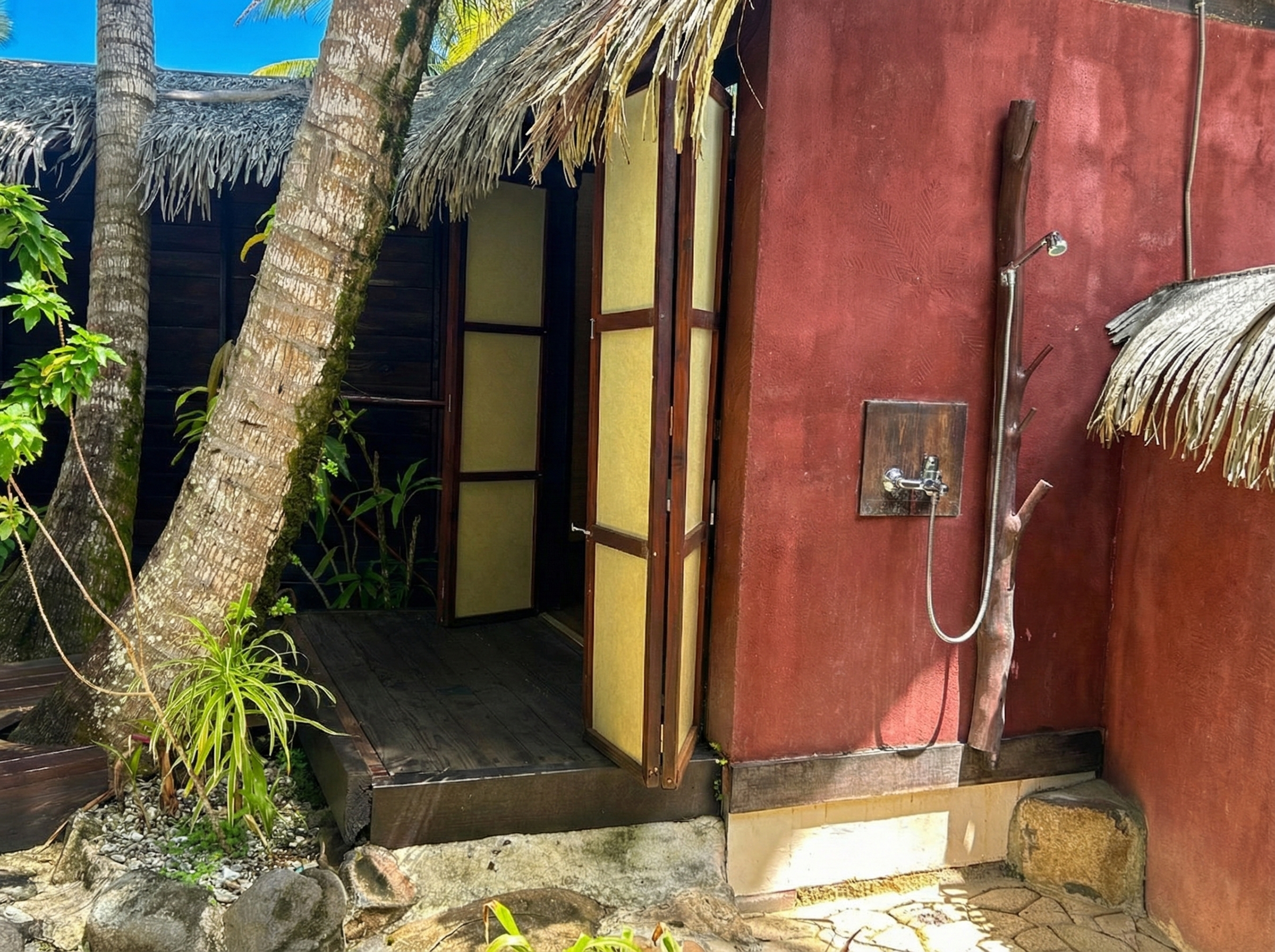 Douche exterieure de la Villa Tropicale